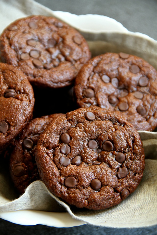 These flourless muffin-brownies only take 5 minutes to assemble before baking!