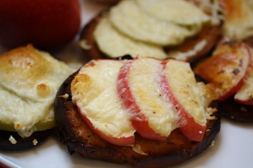 Apple Cheddar Bagel Chips