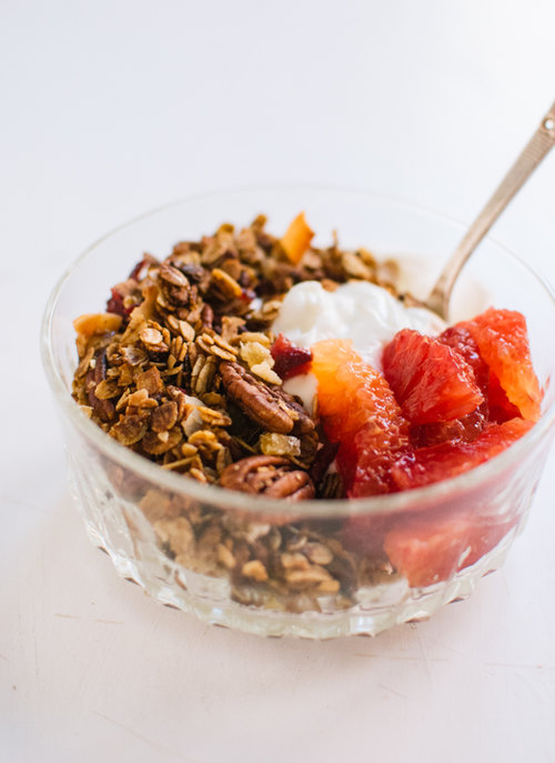 gingerbread-granola-with-yogurt